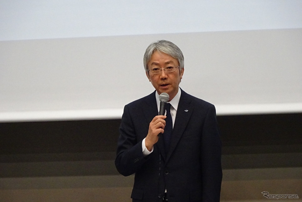 記者会見するスバルの中村知美社長《撮影 池原照雄》