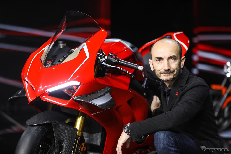 ドゥカティ・パニガーレV4Rとクラウディオ・ドメニカーリCEO(EICMA 2018)