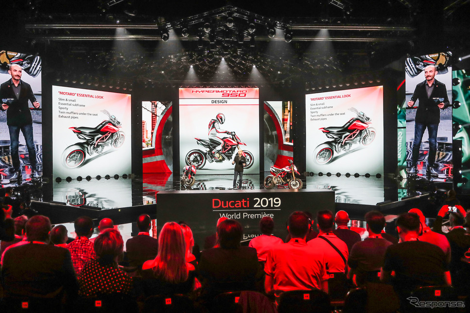 ドゥカティ・ハイパーモタード950新型とクラウディオ・ドメニカーリCEO(EICMA 2018)