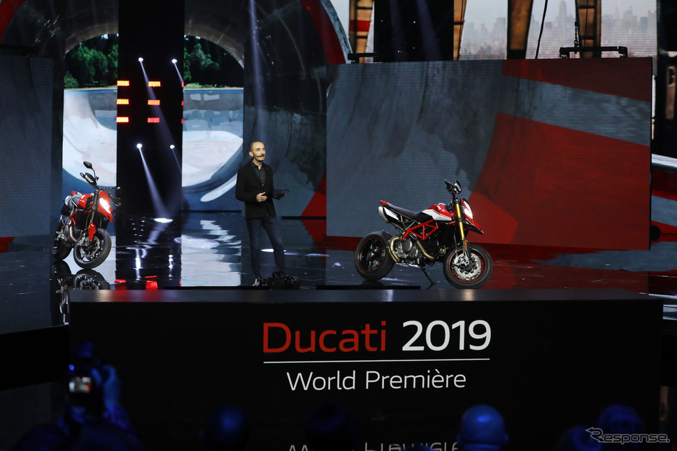 ドゥカティ・ハイパーモタード950新型とクラウディオ・ドメニカーリCEO(EICMA 2018)