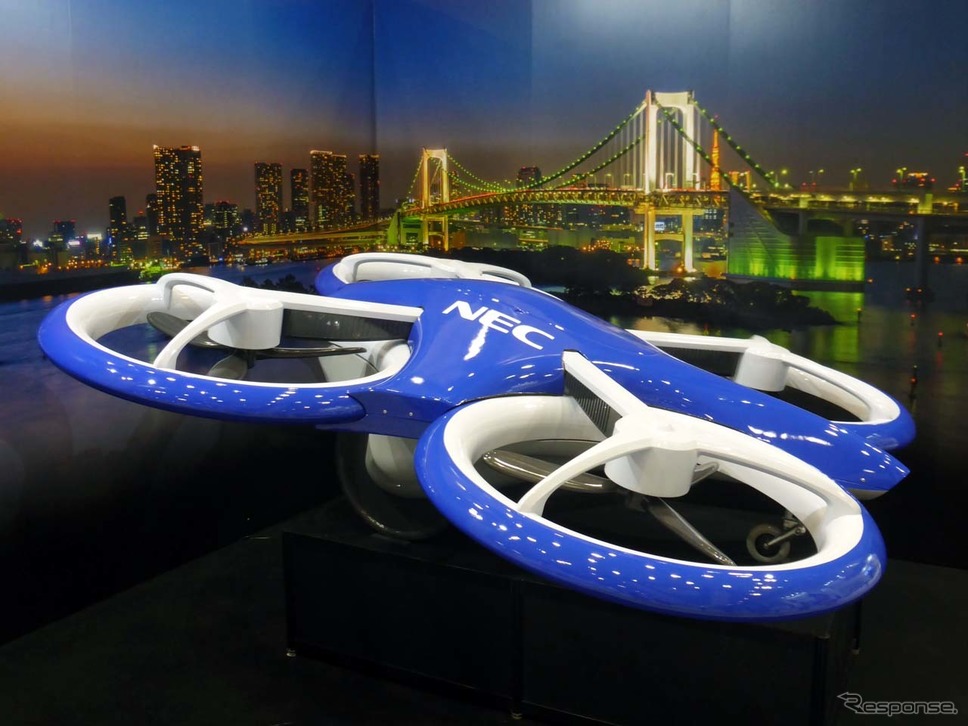 災害時や物流での活用を想定した大型ドローンも出展