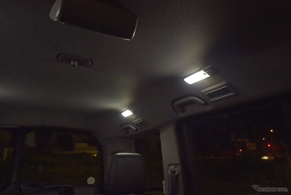 室内灯は照度が無段階に調節でき、2列目シート以降の照明とドライバーの視界を両立させることができた。《撮影 井元康一郎》