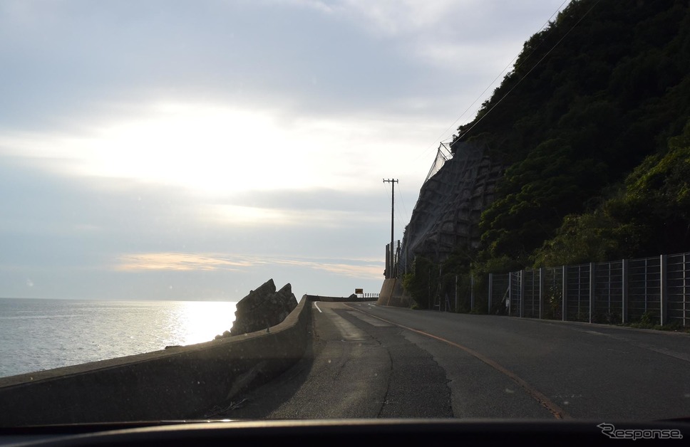 下関から長門市に向かう海沿いの国道191号線を走った。海が綺麗だが、見物のために停まれる場所がほとんどないのが欠点。《撮影 井元康一郎》