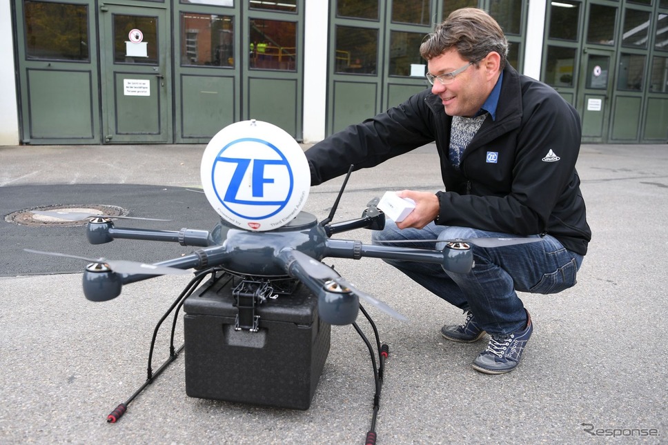 ZFが工場内の部品輸送に使用するドローン