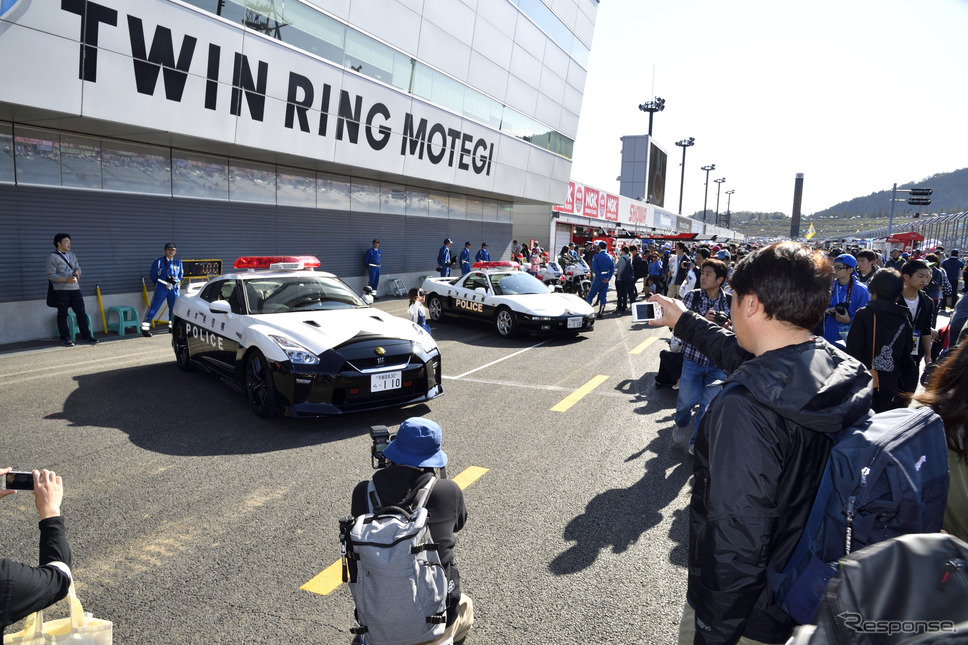 日産GT-R(向かって左)とホンダNSXのパトカー《撮影 雪岡直樹》