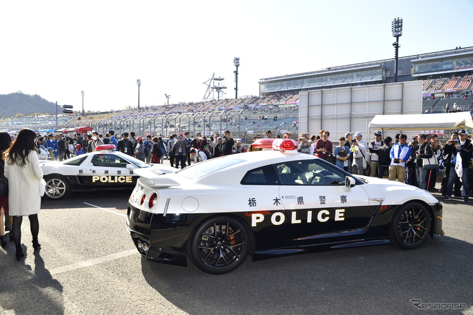 日産GT-R(手前)とホンダNSXのパトカー《撮影 雪岡直樹》