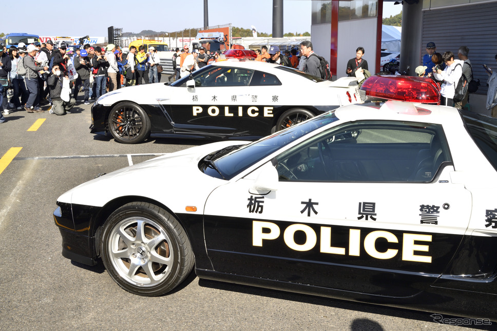ホンダNSX(手前)と日産GT-Rのパトカー《撮影 雪岡直樹》