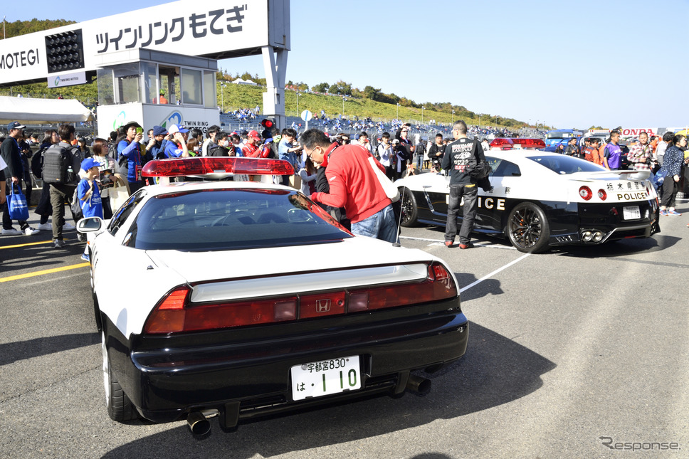 ホンダNSX(左)と日産GT-Rのパトカー《撮影 雪岡直樹》