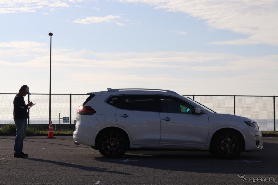 愛車を眺める。写真を撮る。参加者のクルマを見学して回る。思い思いの時間を来場者は過ごしていた。《撮影 中込健太郎》