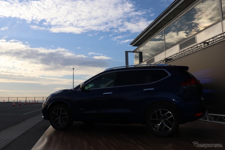 ベースの日産車では選べないAUTECH専用のオーテックブルーは湘南のこの空、海のブルーに由来する。《撮影 中込健太郎》