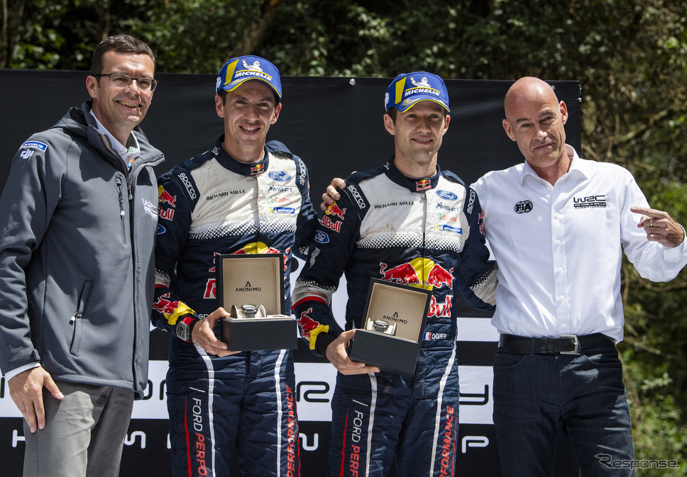 2018年WRCドライバーズチャンピオンのオジェ（中央右）と、コ・ドライバーの世界王者J.イングラシア（同左）。《写真提供 Red Bull》