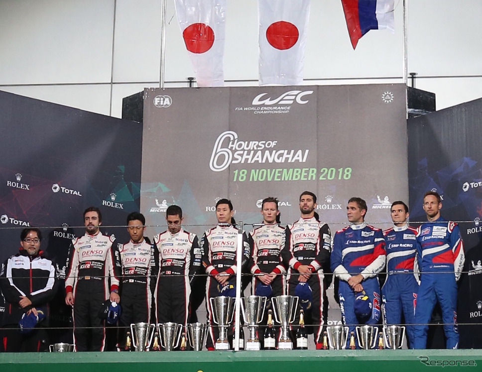 トヨタ1-2となったLMP1クラスの表彰式。3位の段にはJ.バトンの姿も（右端）。《写真提供 TOYOTA》