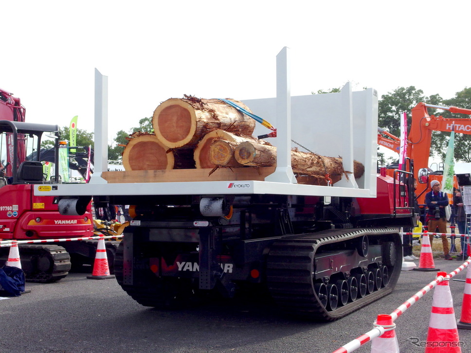伐採現場から積荷を搬出（2018森林・林業・環境機械展示実演会）。《撮影 高木啓》