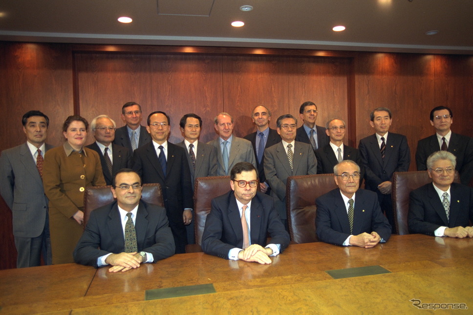 1999年3月、日産とルノーが提携。前列向かって左端がゴーン。 (c) Getty Inmages