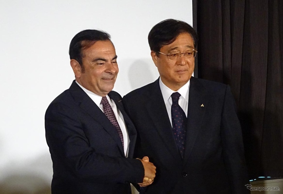 日産自動車のカルロス・ゴーン社長と三菱自動車工業の益子修会長《撮影 池原照雄》
