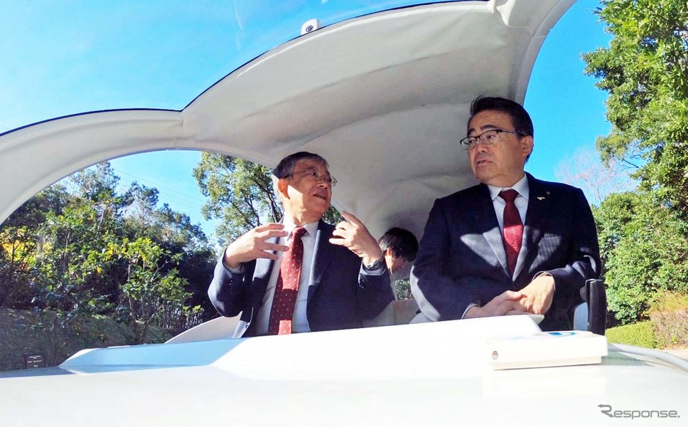 Milee(マイリー)に乗車して自動運転を体験する愛知県の大村秀章知事(右)と豊橋市の佐原光一市長。