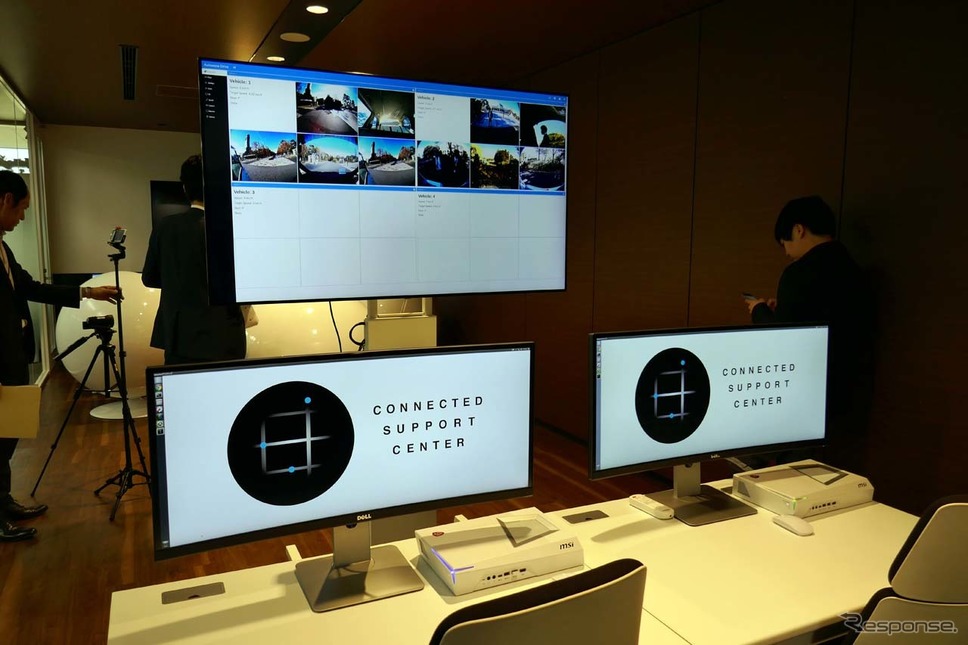 遠隔地からのオペレーターによる見守りの基地となった都内のコネクテッドサポートセンター。大型モニターがズラリと並ぶ。《撮影 会田肇》