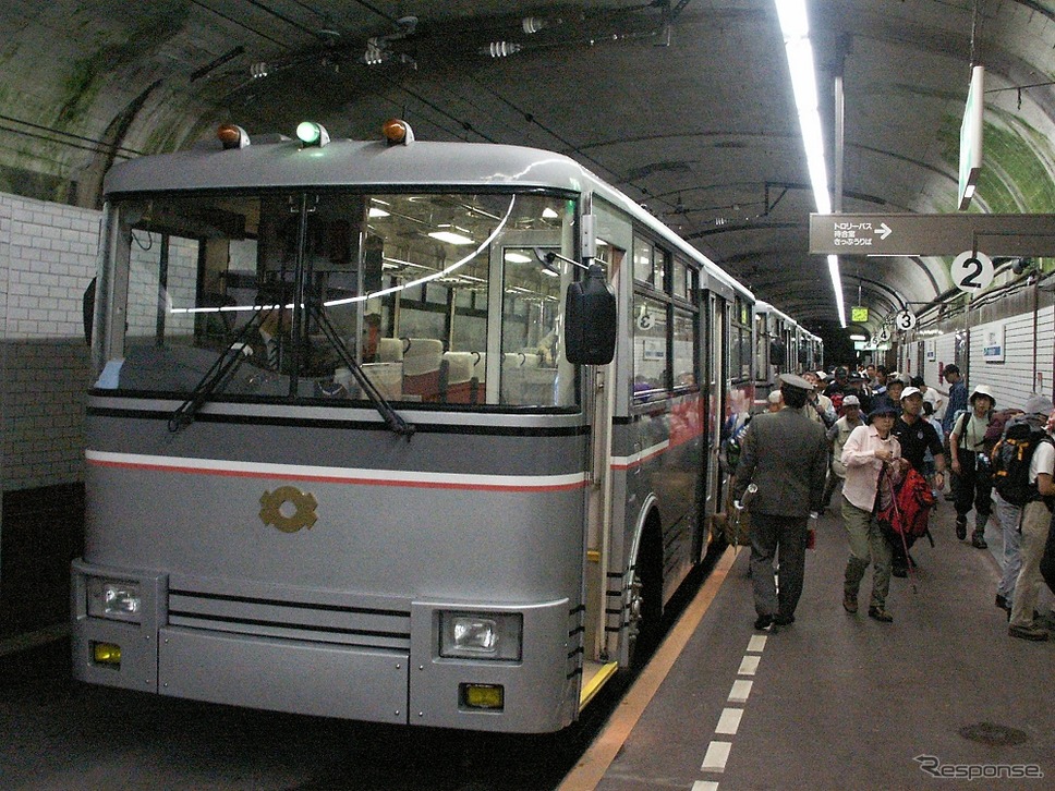 最終便の発駅となる黒部ダム駅で発車を待つ関電トロリーバス。《撮影 草町義和》