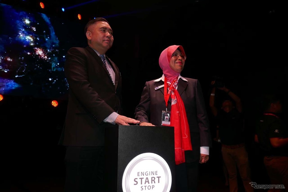 KLIMS 2018のショースタートのボタンを押す、アンソニー・ローク運輸大臣(左)とDatuk 主催者であるMAAのAishah Ahmad代表。
