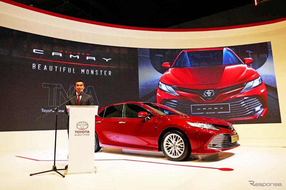 新型カムリを発表するUMWトヨタ自動車のRavindran K.社長