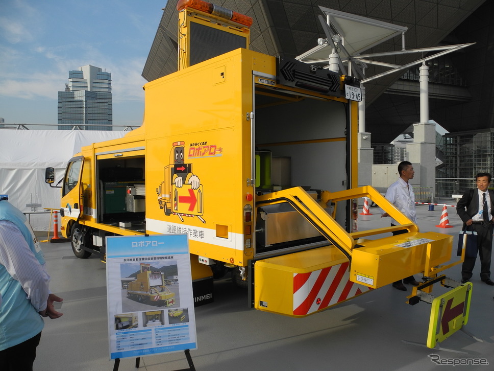 西日本高速道路メンテナンス九州の「ロボアロー」《撮影 山田清志》