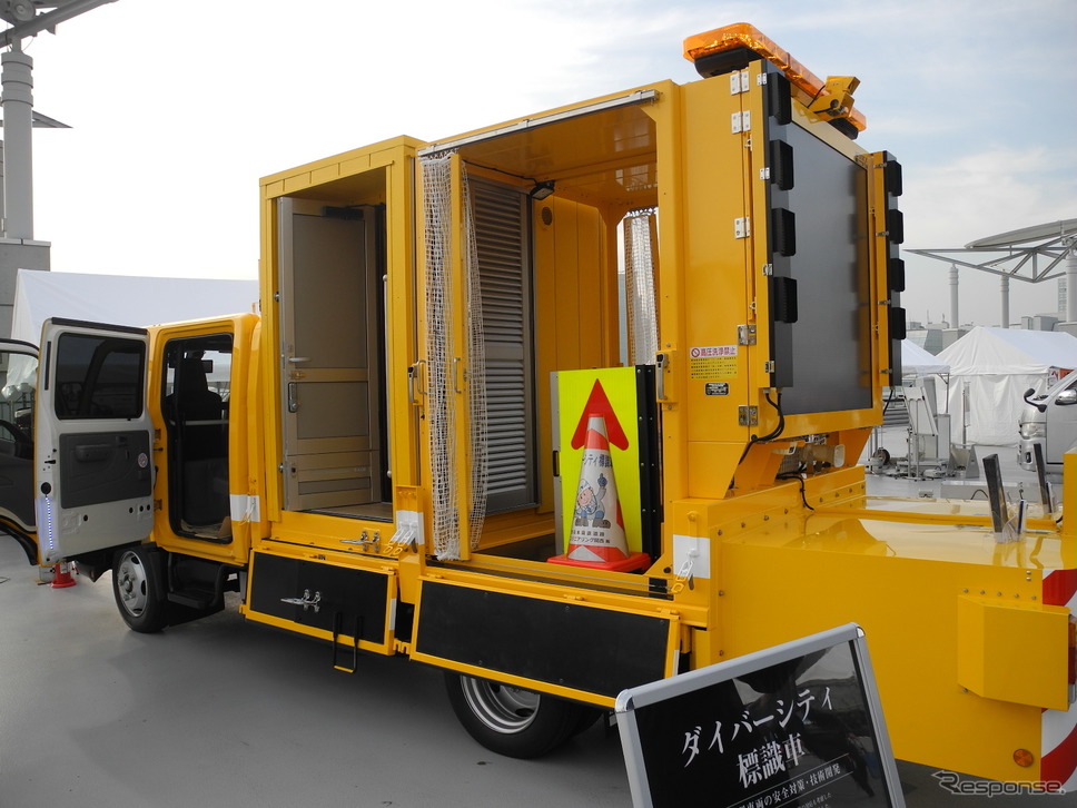西日本高速道路エンジニアリング関西の「ダイバーシティ標識車」《撮影 山田清志》