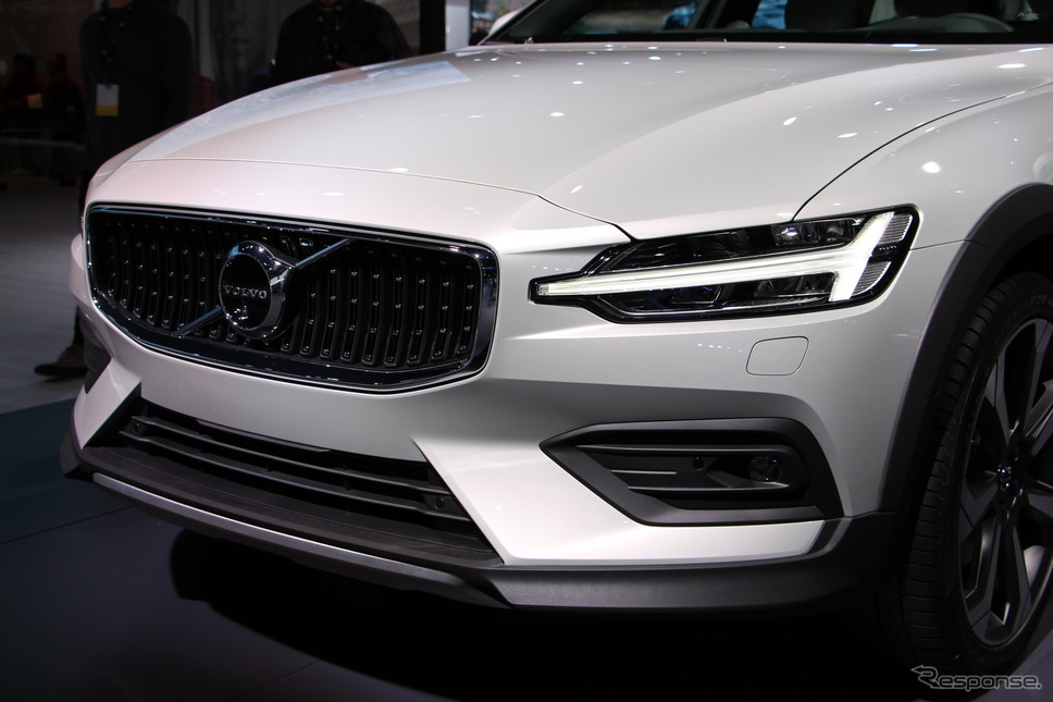 ボルボ V60 クロスカントリー(ロサンゼルスモーターショー2018)《撮影 吉田瑶子》