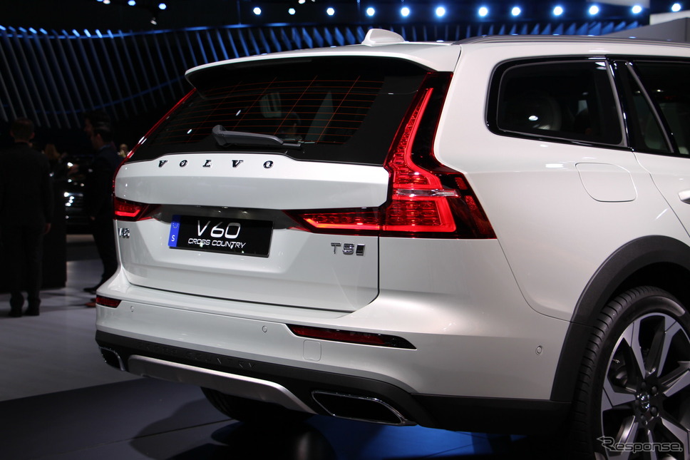 ボルボ V60 クロスカントリー(ロサンゼルスモーターショー2018)《撮影 吉田瑶子》