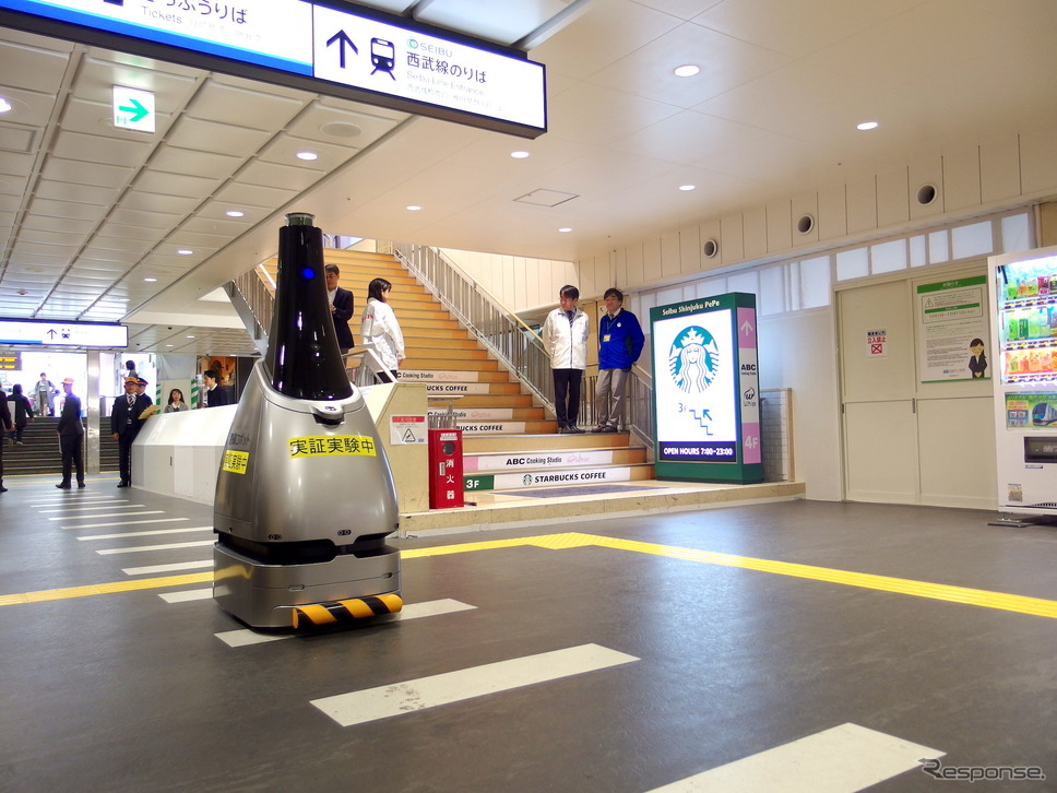 自律移動警備ロボット「ペルセウスボット」が西武新宿駅で実証実験《撮影 高木啓》