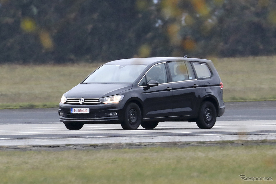 VWの新型ミニバン開発車両(スクープ写真)《APOLLO NEWS SERVICE》
