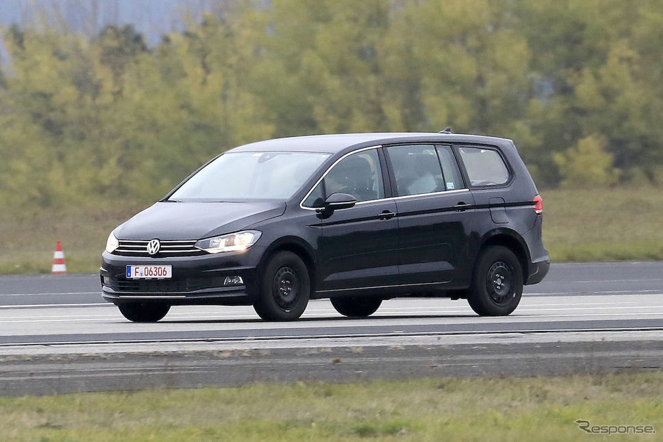 VWの新型ミニバン開発車両(スクープ写真)《APOLLO NEWS SERVICE》