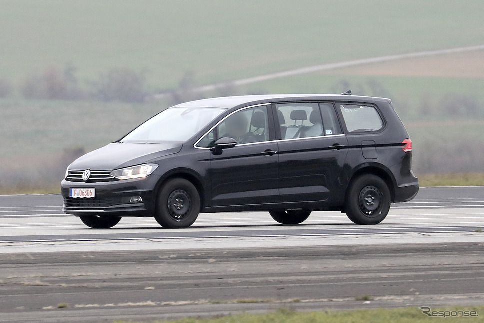 VWの新型ミニバン開発車両(スクープ写真)《APOLLO NEWS SERVICE》