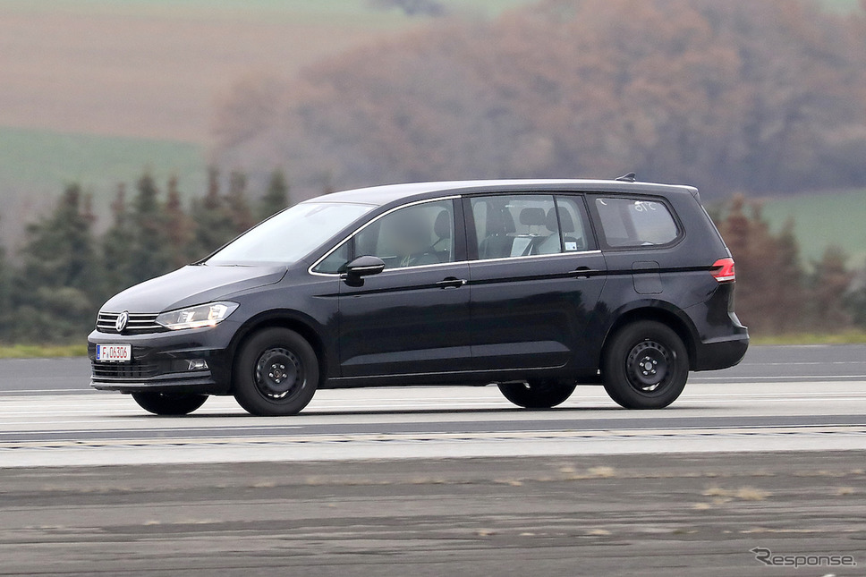 VWの新型ミニバン開発車両(スクープ写真)《APOLLO NEWS SERVICE》