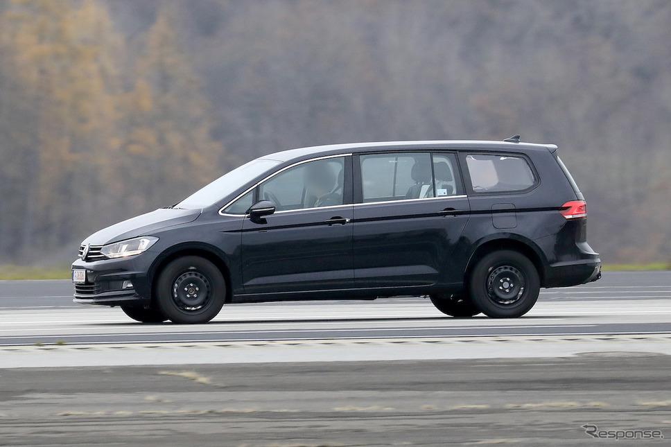 VWの新型ミニバン開発車両(スクープ写真)《APOLLO NEWS SERVICE》