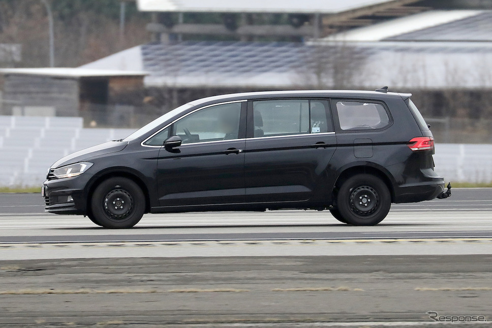 VWの新型ミニバン開発車両(スクープ写真)《APOLLO NEWS SERVICE》