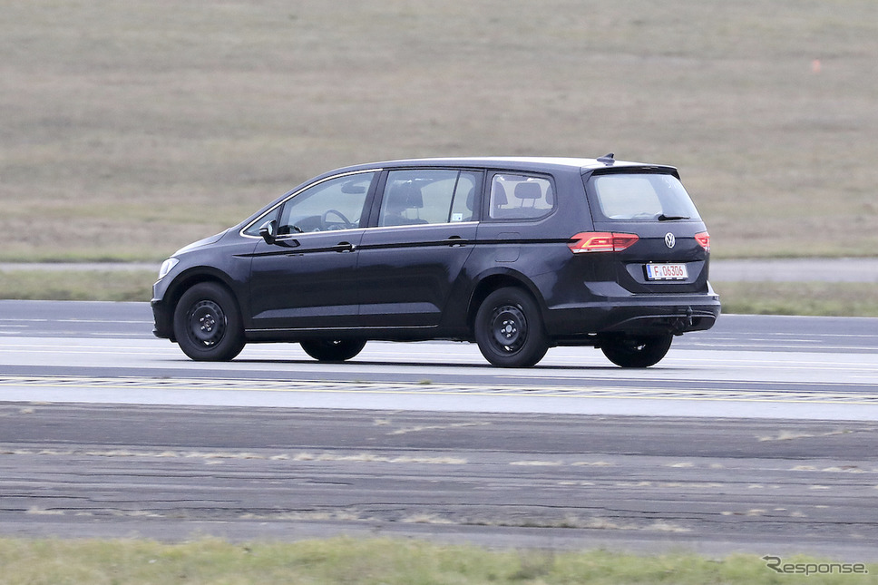 VWの新型ミニバン開発車両(スクープ写真)《APOLLO NEWS SERVICE》