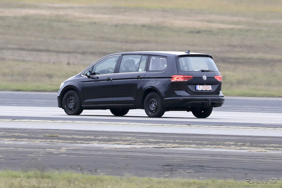 VWの新型ミニバン開発車両(スクープ写真)《APOLLO NEWS SERVICE》