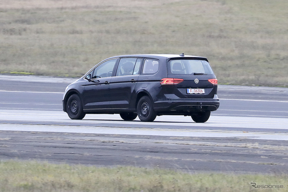 VWの新型ミニバン開発車両(スクープ写真)《APOLLO NEWS SERVICE》