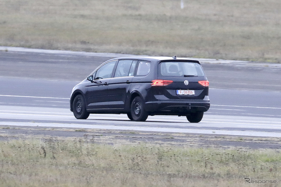 VWの新型ミニバン開発車両(スクープ写真)《APOLLO NEWS SERVICE》