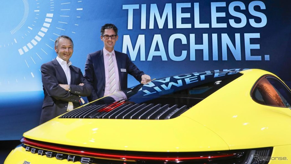 新型ポルシェ 911 の開発責任者、アウグスト・アッハライトナー氏(左、ロサンゼルスモーターショー2018)