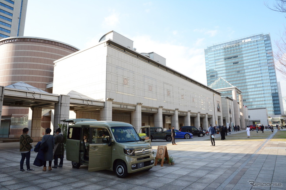 横浜美術館での展示風景《撮影 古庄速人》