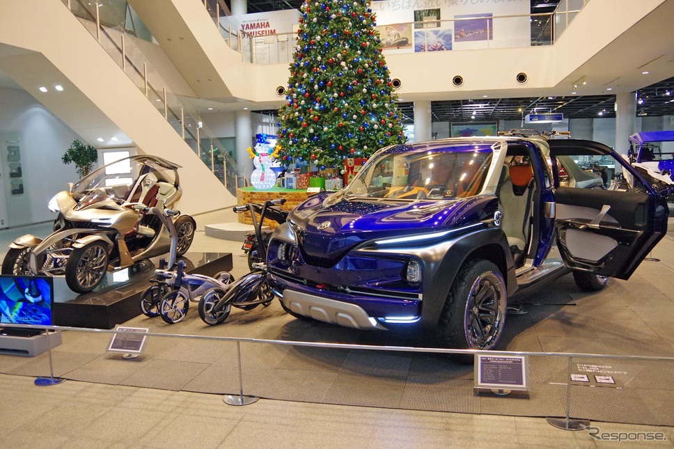 2017年の東京モーターショーにも出展した4輪の「クロスハブコンセプト」（右）《撮影 宮崎壮人》