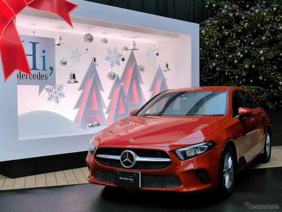 Mercedes me Tokyo はクリスマス仕様のディスプレイに模様替え《撮影 Tomohito Noso》