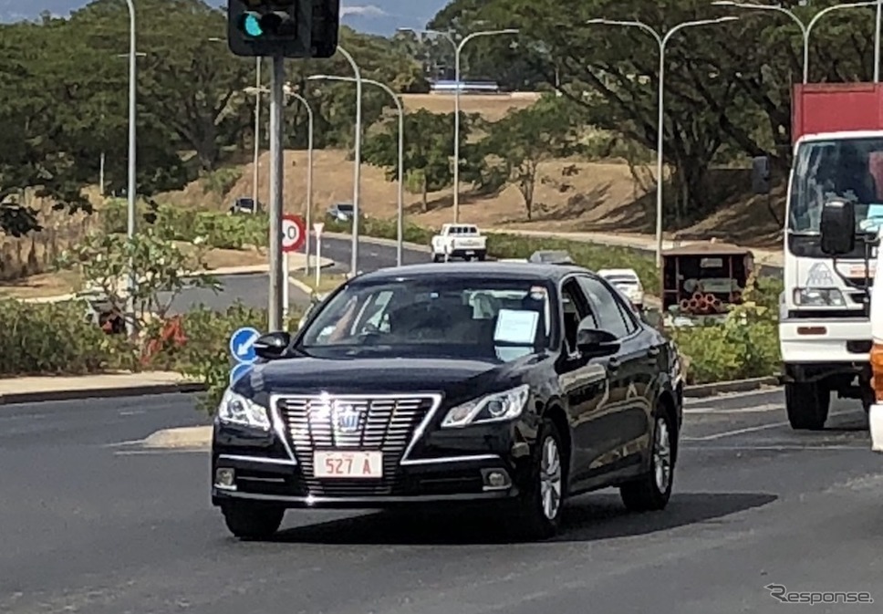 フィジーを走るトヨタクラウン。日本から中古車として輸入されたものだ