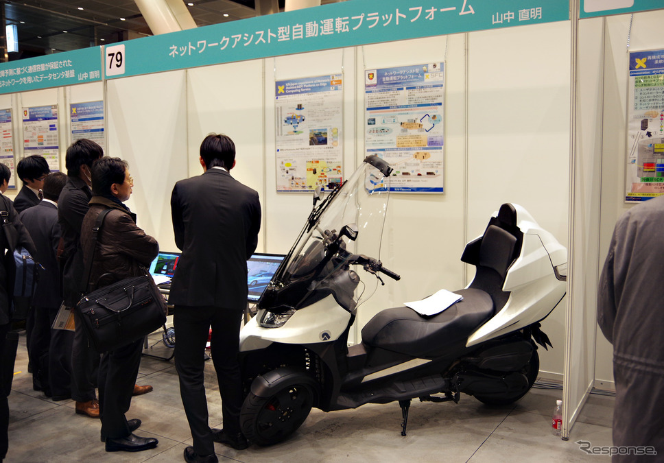 「ネットワークアシスト型自動運転プラットフォーム」の展示《撮影 宮崎壮人》