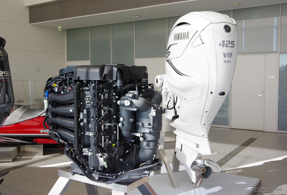 V8エンジンを搭載するヤマハ発動機の船外機《撮影 宮崎壮人》