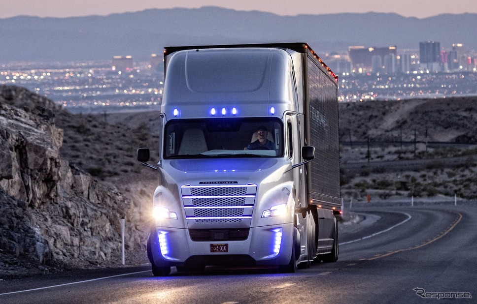 ダイムラーは2015年、米国ネバダ州で世界初の自動運転トラックの公道テストを実施した（参考画像）