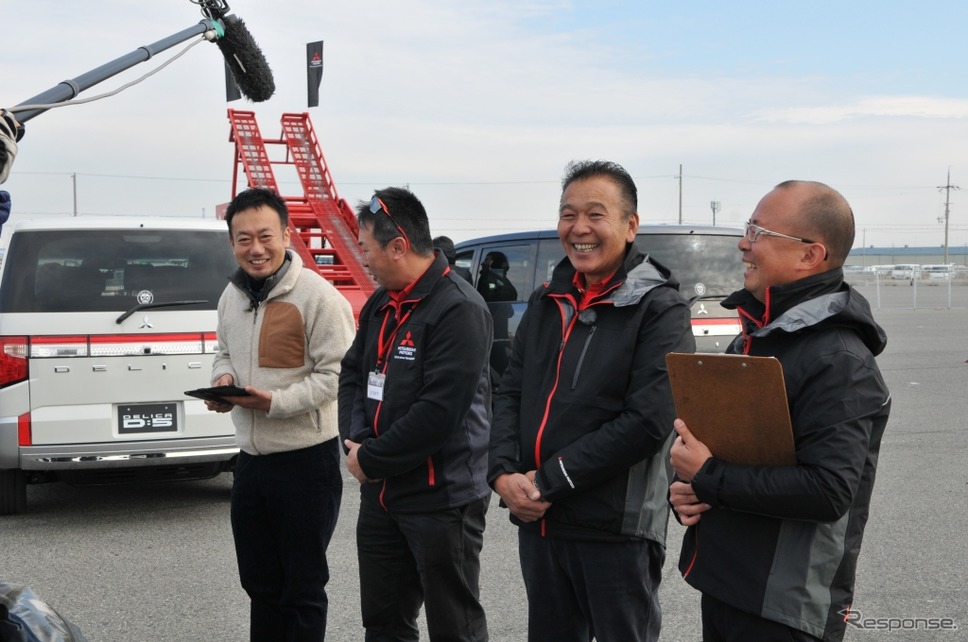 同乗体験試乗でドライバーを担当した増岡浩氏（右から2番目）《撮影 丹羽圭@DAYS》
