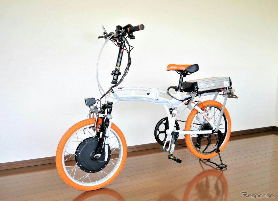 ISOLAの電動の折りたたみ型自転車バイク「IS006」《写真提供 ISOLA》