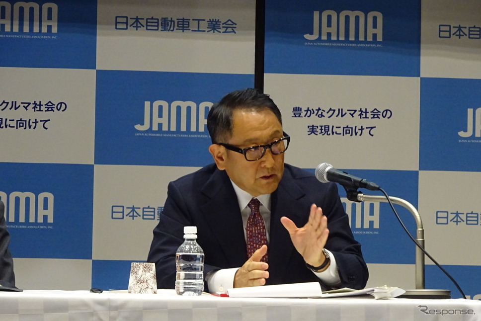 会見する豊田章男自工会会長《撮影 池原照雄》